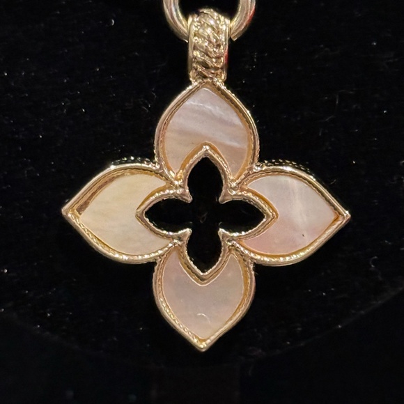 Mother of Pearl Clover Statement Necklace – Two Tone Floral Design